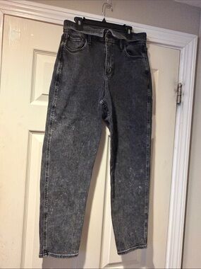Hollister Women's Ultra High-Rise Mom Fold Jeans - Acid Wash Black 7R, 28